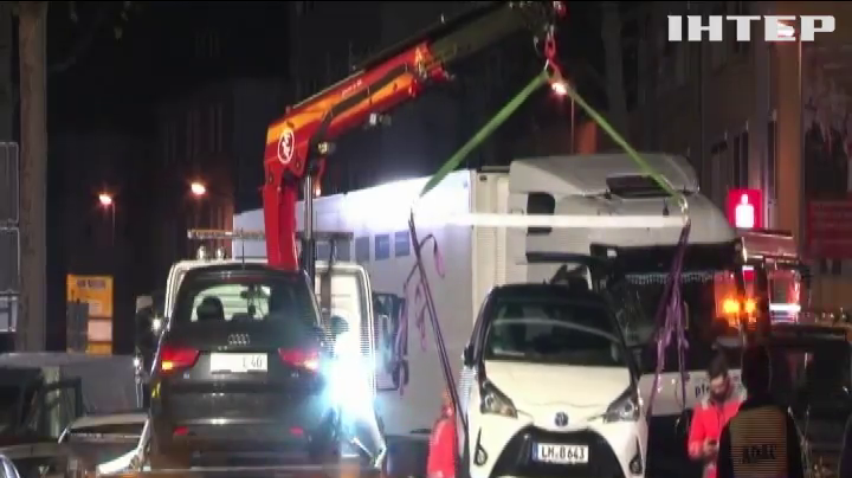У Німеччині вантажівка протаранила автомобілі на світлофорі