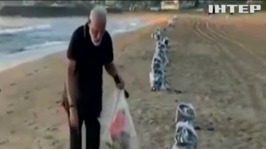 Прем'єр-міністр Індії збирав пластикові пляшки на одному з пляжів