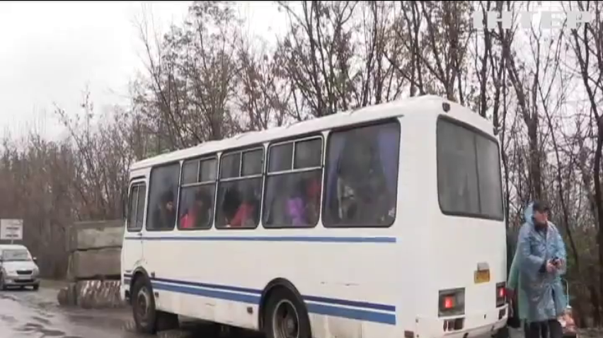 Нові правила перетину лінії розмежування на Донбасі затримуються на місяць