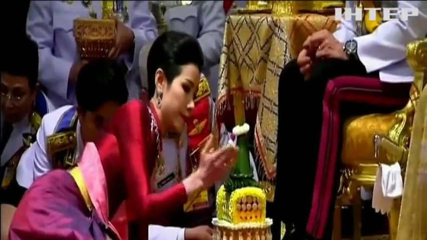 Король Таїланду позбавив коханку всіх звань