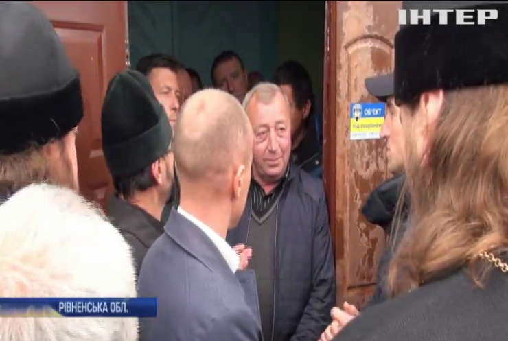 Релігійне протистояння на Рівненщині: прихильники ПЦУ штурмом захопили церкву УПЦ