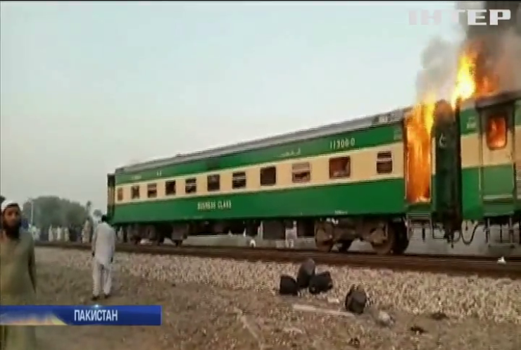 У Пакистані десятки пасажирів згоріли живцем у потязі