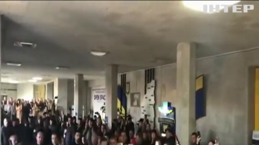 У Тернополі зустріли Володимира Зеленського агресивними протестами