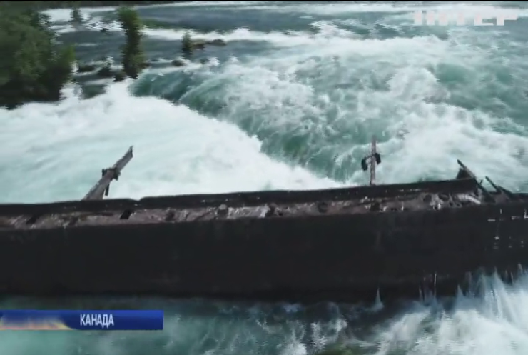Негода у канадському штаті Онтаріо зняла зі скель залізного човна