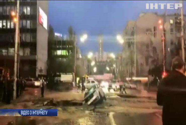 Вулицю залило окропом: у центрі Києва ліквідують аварію