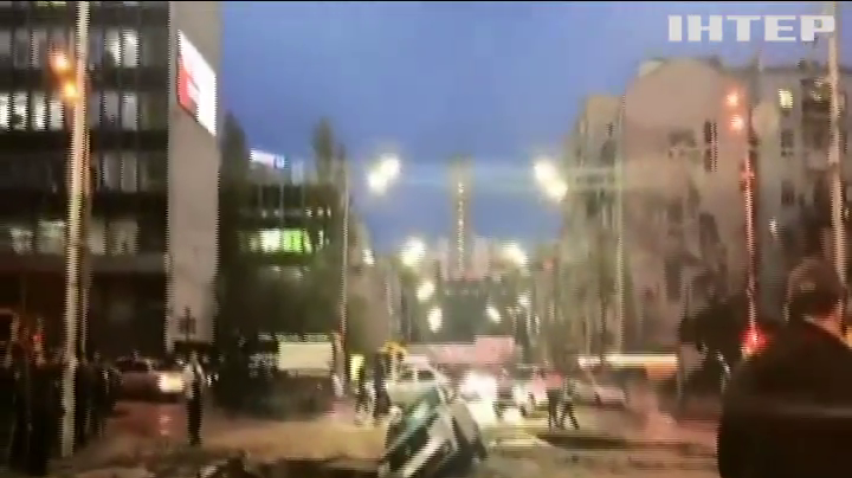 Вулицю залило окропом: у центрі Києва ліквідують аварію