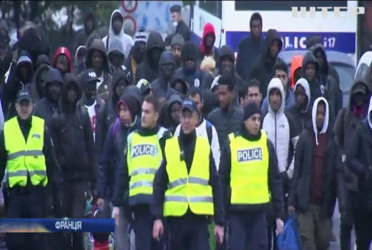 У Парижі розігнали наметові містечка мігрантів