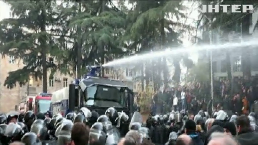 У Тбілісі протестуючих розігнали водометами