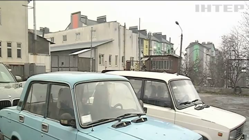 Невідомий вандал розтрощив десятки автівок у Чернівцях