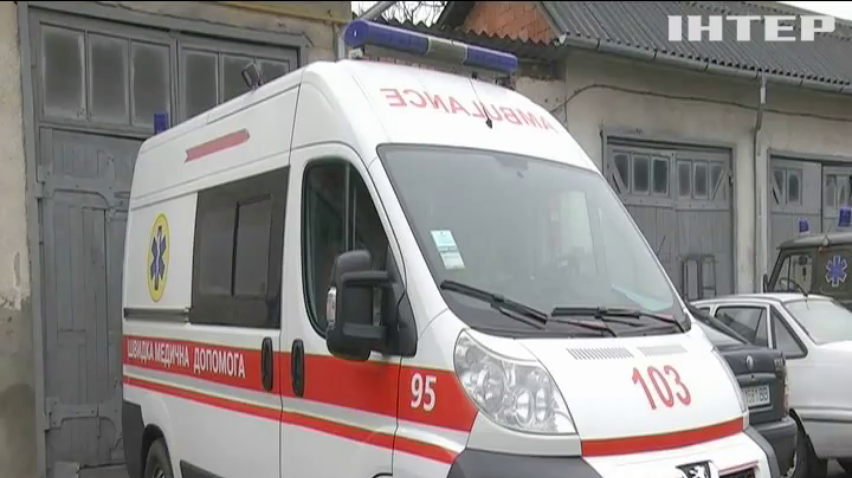 На Прикарпатті розлючений натовп заблокував карету швидкої допомоги