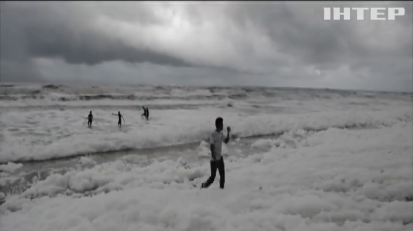 Токсичні відходи: індійські пляжі вкрили хмари густої білої піни
