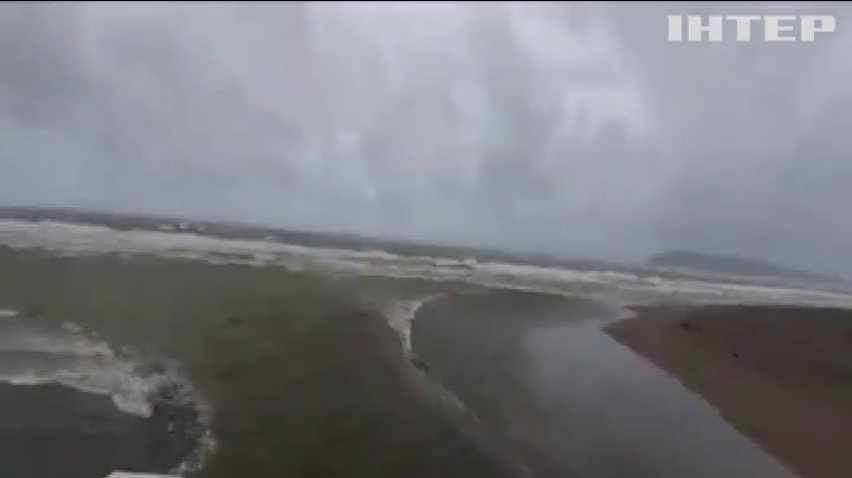 На Філіппіни прийшов потужний циклон