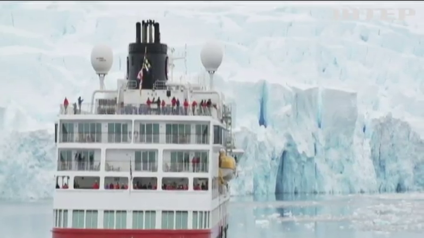 "Сніг, полярники та пінгвіни": туристи стікаються на відпочинок до Антарктиди