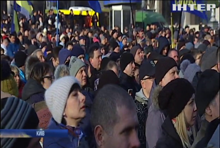 На Майдані провели акцію "Червоні лінії для Зеленського"