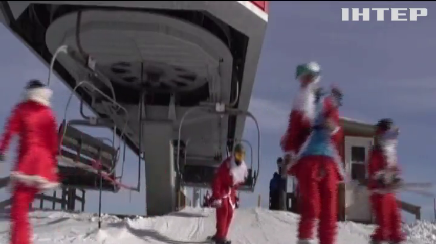 Масовий благодійний спуск: у США Санта Клауси проїхались на лижах та сноубордах 