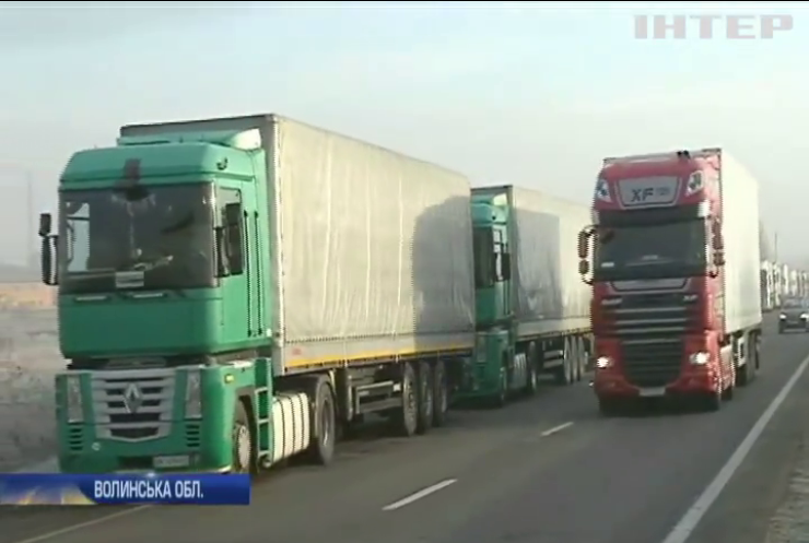 На кордоні з Польщею люди живуть в автівках п'яту добу