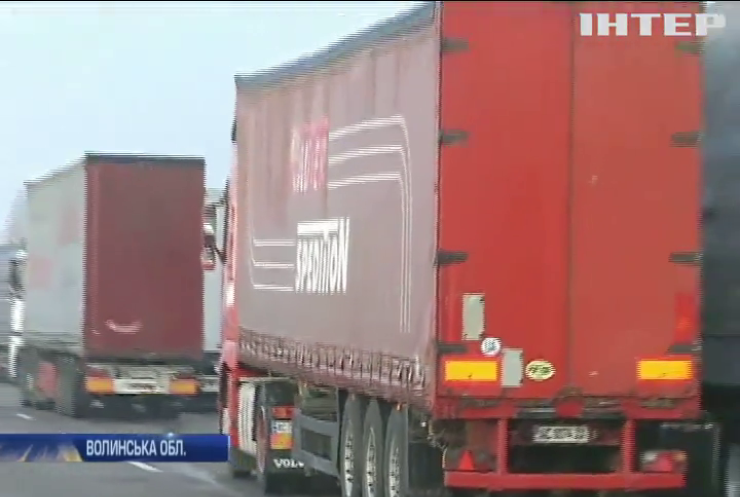 800 вантажівок застрягли на кордоні з Польщею: у чому причина