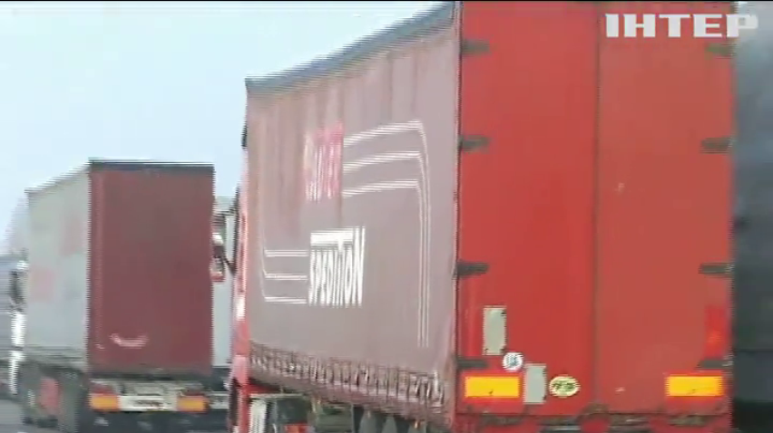 800 вантажівок застрягли на кордоні з Польщею: у чому причина