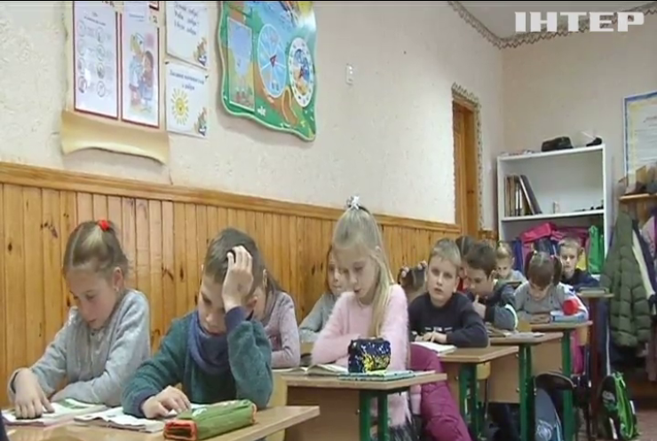 "Школа-рукавичка": на Рівненщині учні вчаться у шкільному гардеробі