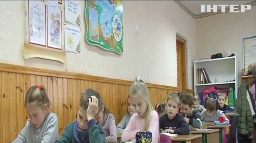 "Школа-рукавичка": на Рівненщині учні вчаться у шкільному гардеробі