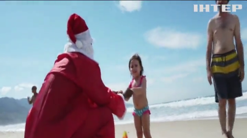 Санта-Клаус осідлав хвилі на побережжі Бразилії