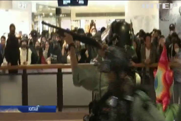 У Гонконгу знову розгорілися сутички між протестувальниками та поліцією