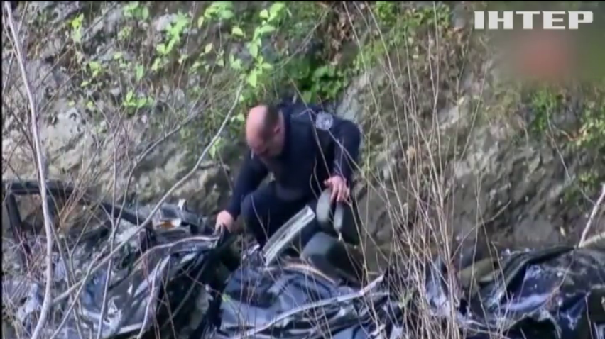 У Грузії авто зі школярами зірвалося у прірву