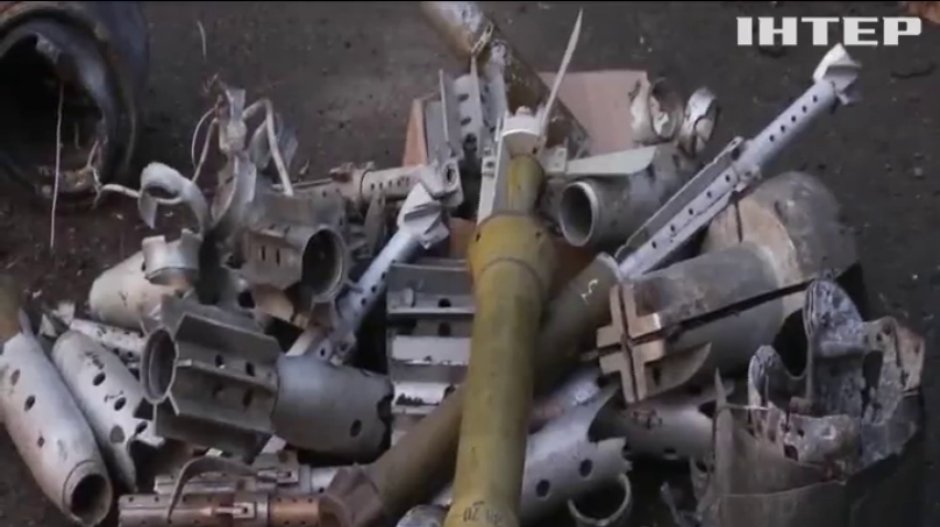 Українські військові зробили ялинку з ворожих снарядів