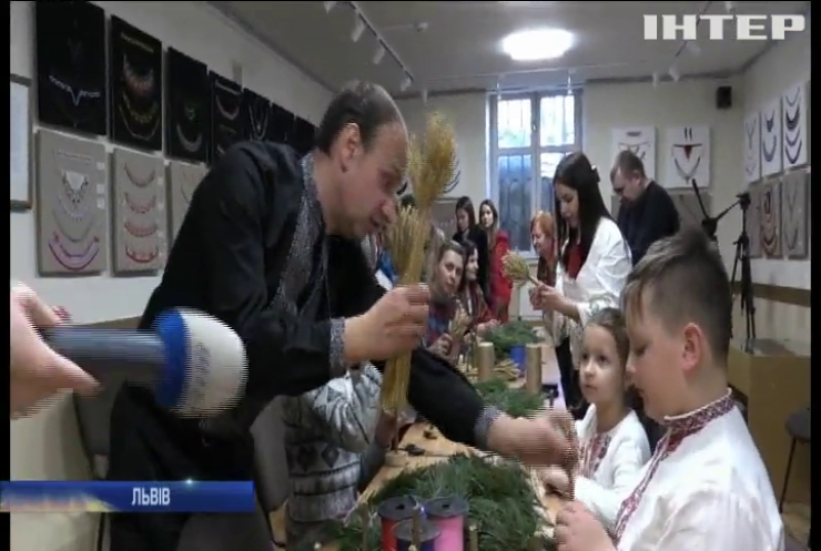 Народні майстри Львова сплели різдвяного дідуха за стародавніми традиціями