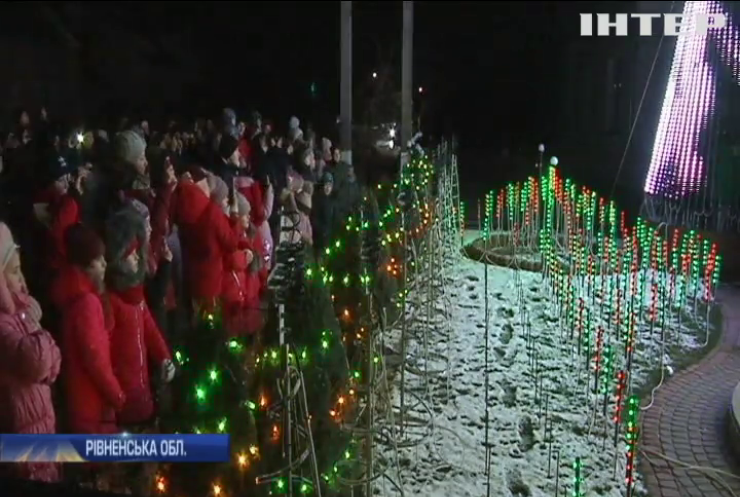 На Рівненщині родина прикрасила будинок 15 000 світлодіодних лампочок