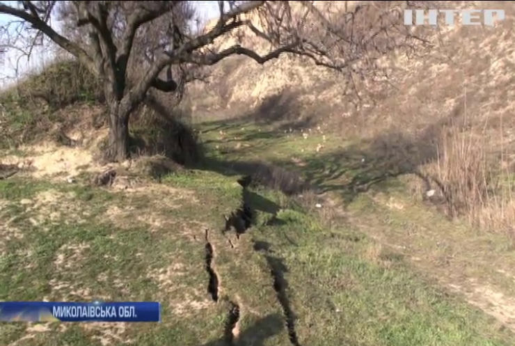 Розколина завдовжки півкілометра: в Очакові стався зсув ґрунту