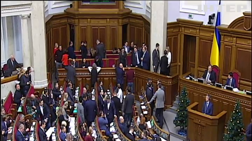 У парламенті завершилося останнє пленарне засідання сесії: про що говорили