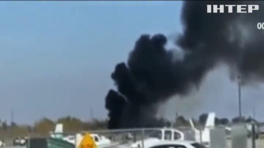 У Каліфорнії літак з пасажирами протаранив огорожу та згорів