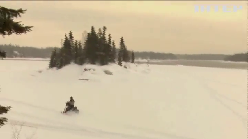 У Канаді туристи провалились під воду на снігоходах