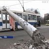 На проїжджу частину у Львові впали дві електроопори 