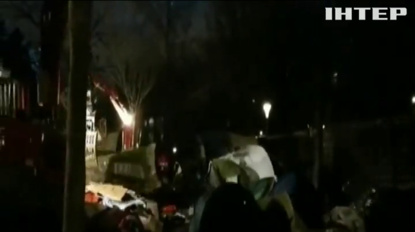 Французька поліція виселяє біженців із незаконного наметового містечка у Парижі