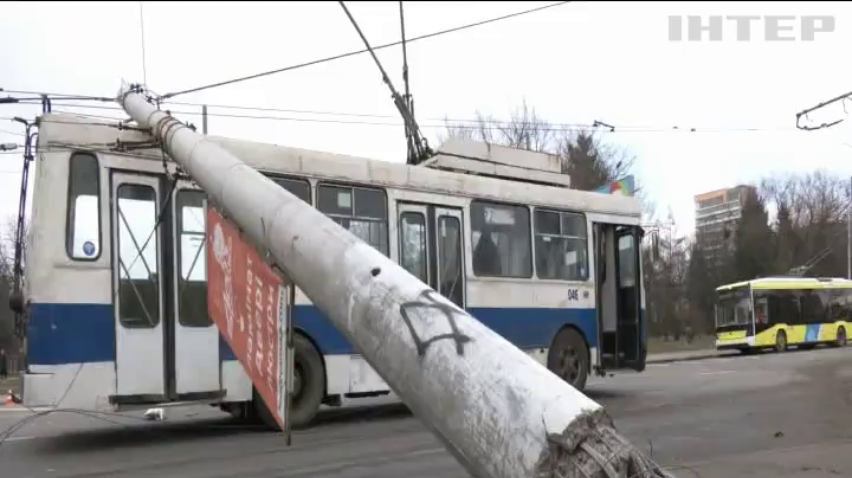 На проїжджу частину у Львові впали дві електроопори 