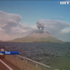 Дощ із кам'яних брил та стовп диму: у Японії прокинувся вулкан