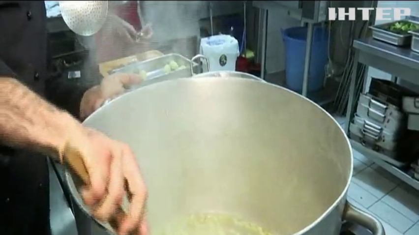 "Шеф-кухар для бідних": у Римі чоловік годує безхатьків