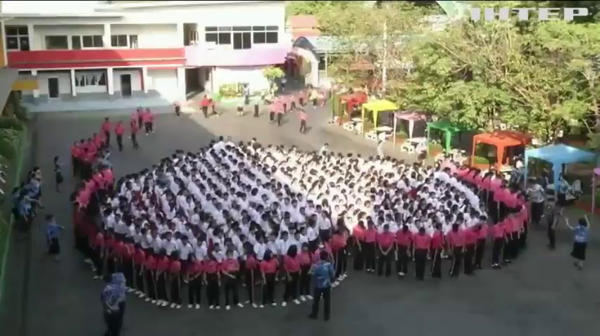 Школярі Таїланду влаштували масштабний флешмоб до Дня святого Валентина