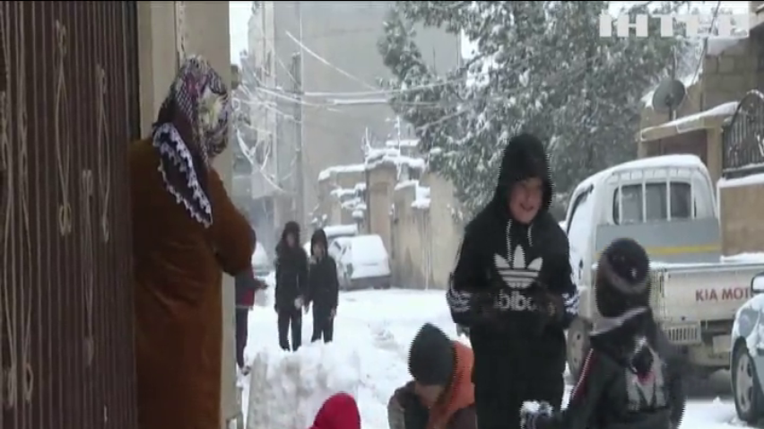 Північ Сирії засипало снігом (відео)