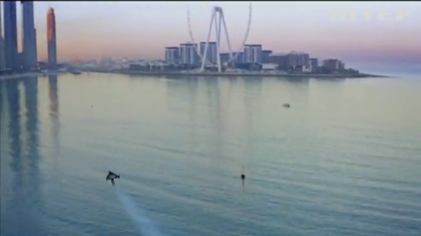 "Залізна людина": французький екстремал у реактивному костюмі піднявся над Дубаєм