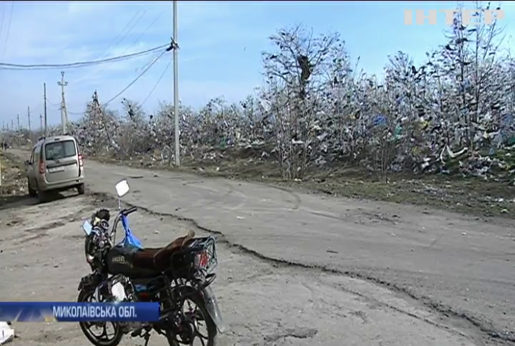 Село на Миколаївщині завалило сміттям: люди б'ють на сполох