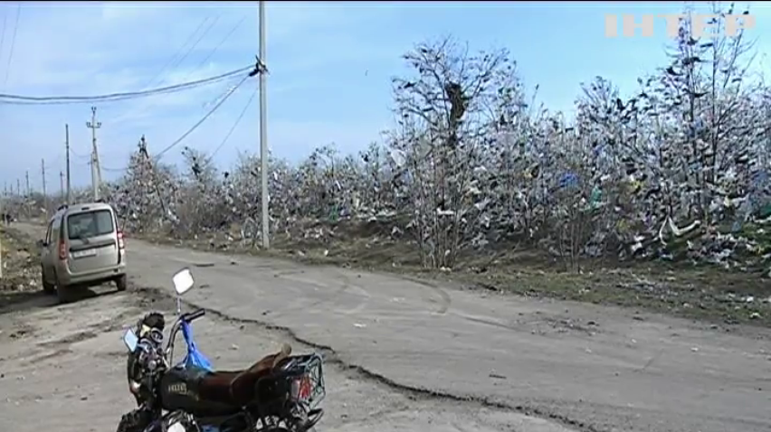 Село на Миколаївщині завалило сміттям: люди б'ють на сполох