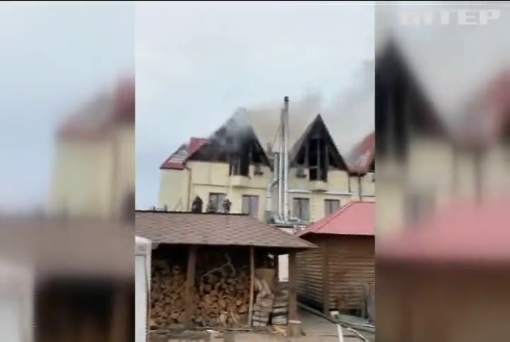 Під Києвом спалахнув готель поблизу заправки