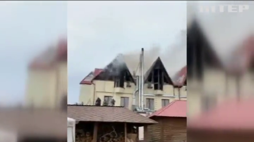 Під Києвом спалахнув готель поблизу заправки