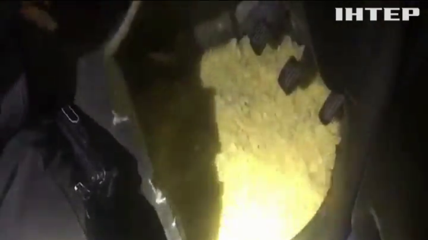Український контрабандист встелив підлогу автівки бурштином