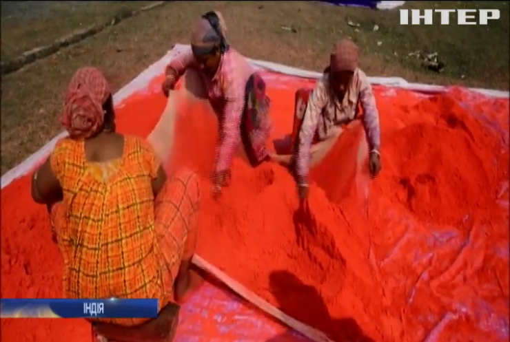 Індійці готують фарби до фестивалю Холі