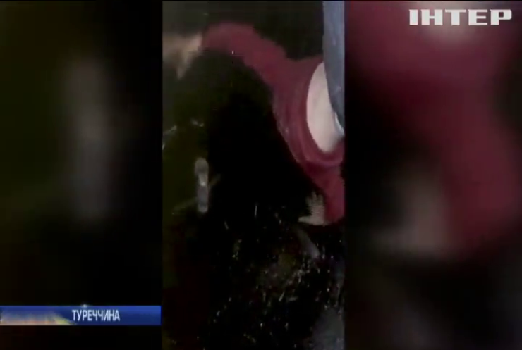 У Туреччині хлопчик витягнув цуценя з нафтової свердловини