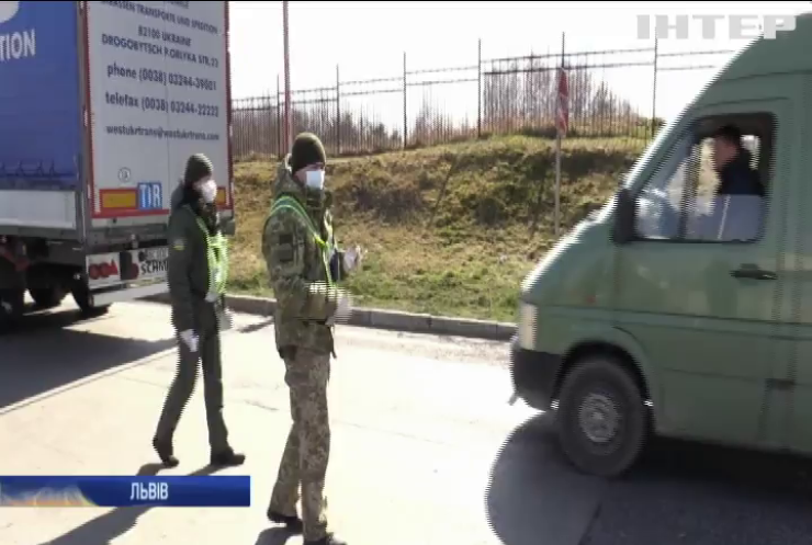 Україна закрила кордони: черги вантажівок розтягнулась на кілометри